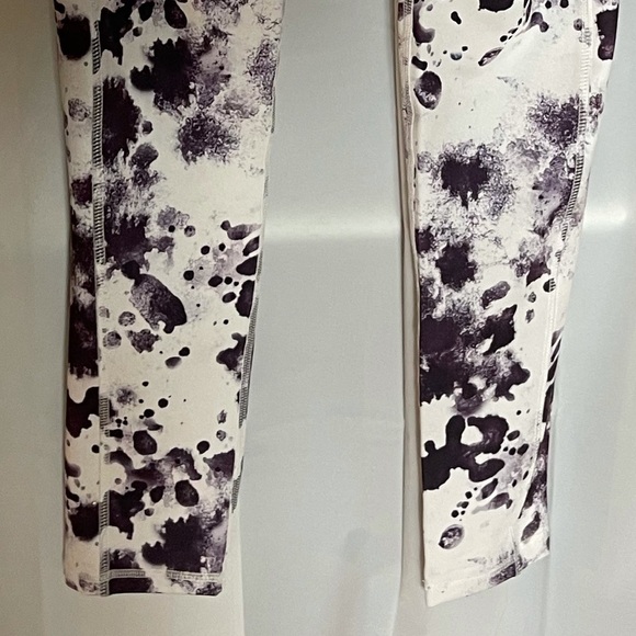 𝅺legend watercolor splash 7/8 leggings. Size Small Purple and White - Picture 7 of 10